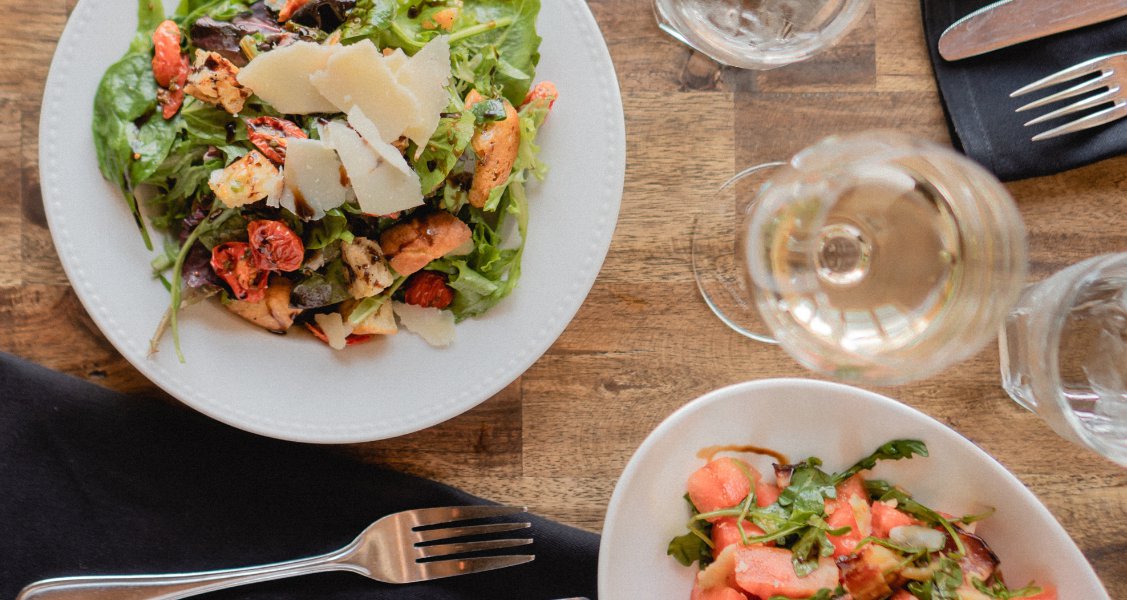 Salad and wine: an impossible equation?